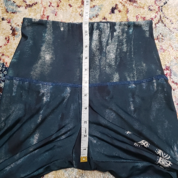 Sold - Onzie Yoga High Waisted Lucky Eye Graphic Leggings Size XS - Picture 9 of 10